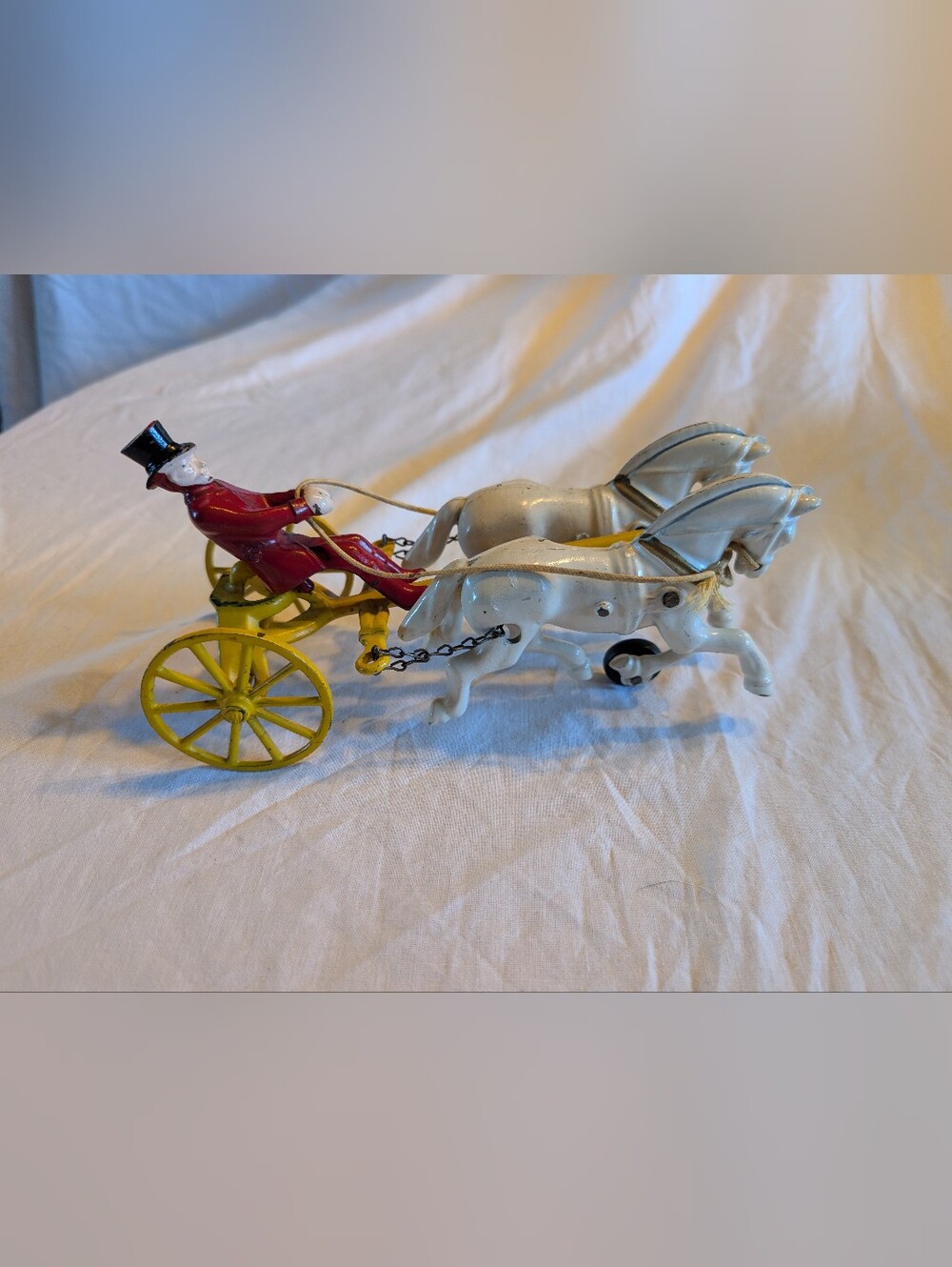 2/80$ Vintage-Style Kids Toy Horse-Drawn Carriage in White, Yellow and Red